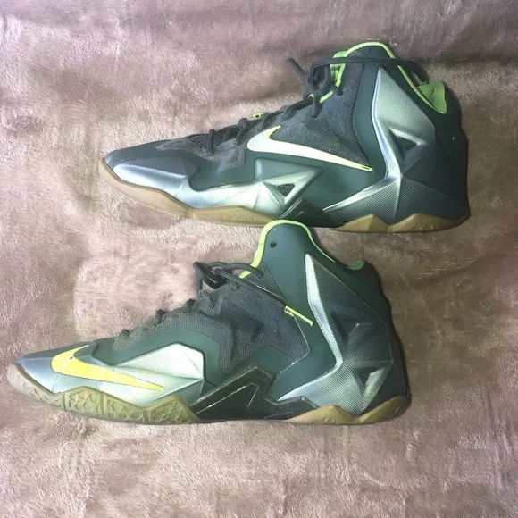 Nike LeBron James 11 Dunkman shoes size 6 Youth