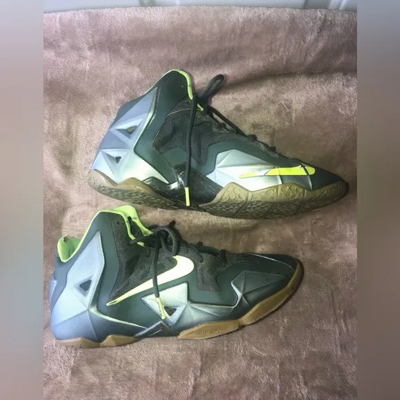 Nike LeBron James 11 Dunkman shoes size 6 Youth