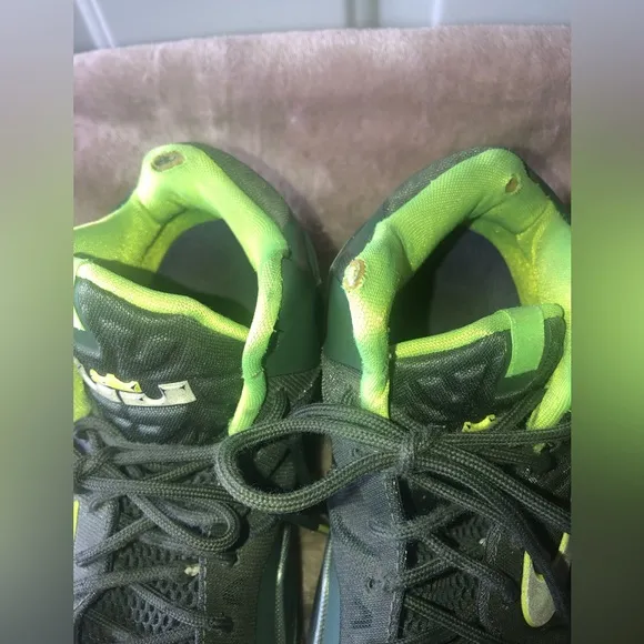 Nike LeBron James 11 Dunkman shoes size 6 Youth