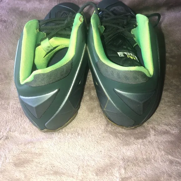 Nike LeBron James 11 Dunkman shoes size 6 Youth