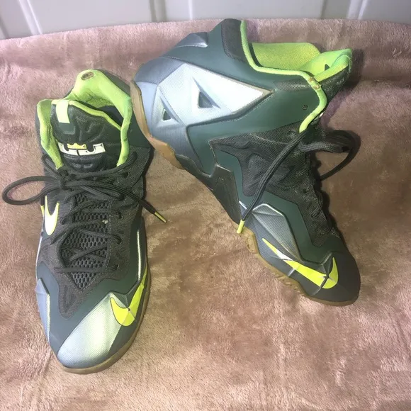 Nike LeBron James 11 Dunkman shoes size 6 Youth