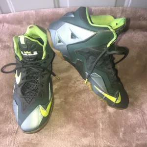 Nike LeBron James 11 Dunkman shoes size 6 Youth