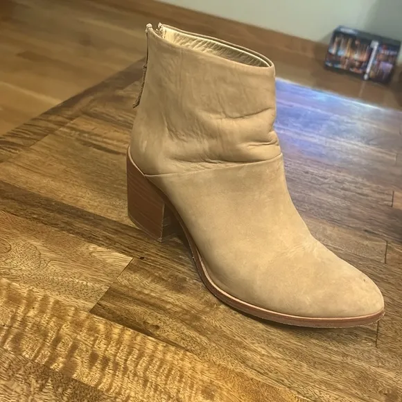 Nisolo Dari Water Resistant Bootie size 8 in almond