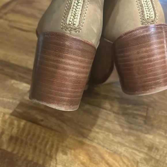Nisolo Dari Water Resistant Bootie size 8 in almond