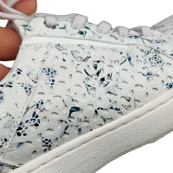 Nwob CLARKS Collection Caroline Ella Leather Metallic Floral Sneakers Size 8.5